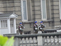 Брюссель.  Смена  караула в  Королевском  Дворце.