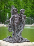 Многочисленные скульптуры украшающие как фонтаны, так и французский регулярный парк дворца.