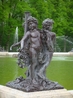 Многочисленные скульптуры украшающие как фонтаны, так и французский регулярный парк дворца.