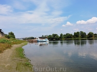 В этом году увы, уровень воды катастрофически упал. Если я не ошибаюсь, это произошло из-за строительства дамбы, где-то в верхнем течении реки на территории ...