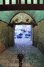 красивая арка с изображением святого в городе Монополи