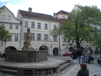 Эта крошечная площадь очень напомнила Краков. Девушке в центре пару дней назад отрезали голову...