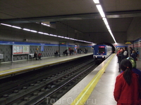 Мадридское метро. Прибывающий поезд
