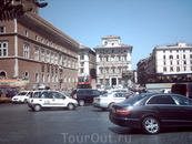 Слева Венецианский дворец. Вдали слева дом, где жила мать Наполеона