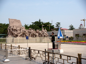 Это на площади Тяньаньмэнь стоит мавзолей Великого Кормчего Китая - Мао Цзедуна. Это как раз почетный караул и скульптуры около мавзолея.