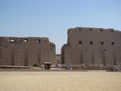 Карнакский храм

 
Карнакский храм – это огромный храмовый комплекс, который строился на протяжении полутора тысяч лет разными фараонами. Комплекс имеет ...
