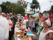 Кому пирожки,
Горячие пирожки,
С пылу, с жару —
Гривенник за пару!
Нажарила, напекла
Акулина для Петра,
Давай — Наскакивай!