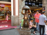 Пешеходная улица
Мальчик в традиционной китайской одежде.