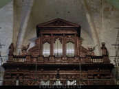 Это орган Собора. Его деревянный корпус, вырезанный из разных пород дерева, был сделан барселонскими мастерами в 1562-1567 годах. 
А вот сам инструмент ...