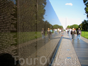 Мемориал ветеранов Вьетнама. Стена с именами погибших.