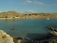 На противоположном берегу лагуны видно местное кладбище, а на заднем фоне - три толстые башни: это старинные мельницы.