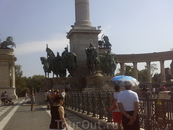 На Площади Героев. Группа скульптур в основании колонны.