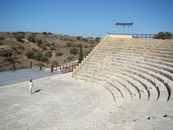Античный амфитеатр древнего Куриона, с зрительских рядов открывается великолепный вид на море.