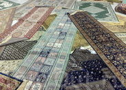 Марокканские ковры ручной работы в одном из магазинчиков Танжера. Хотя ковры ручной работы - это, действительно, произведения ремесленного искусства! Смешно ...