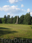 Памятник: "Работным людям - строителям Петергофа".
