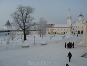 Территория монастыря, на заднем плане надвратная церковь Вознесения с колокольней.