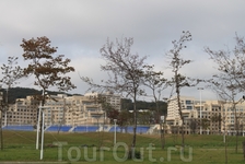 Вид на Прсс-центр саммита АТЭС со стороны набережной