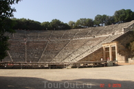 Эпидавр-один из древнейших греческих городов и портов, чей театр в свое время считался одним из семи чудес света.

