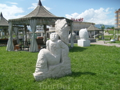 скульптуры на набережной реки Терек