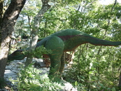 Некоторые динозавры излишне зеленые и сливаются с окружающим - мимикрия человеческими руками! Одного из них среди листвы я не сразу заметила.