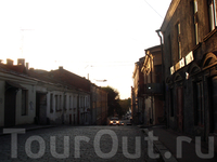 На улице становится темно, мы изрядно проголодались и пошли в поисках какого-нибудь ресторанчика чтобы поужинать и отправиться в Питер... На улице становится темно, мы изрядно проголодались и пошли в поисках какого-нибудь ресторанчика чтобы поужинать и отправиться в Питер...