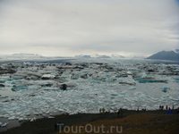 Здесь глыбы льда отделяются от ледника и плавают в уникальной ледниковой лагуне.