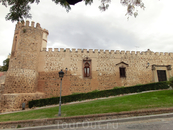 Недалеко от монастырской площади расположен дворец Palacio de la Cava (14 век), напоминающий небольшую крепость.