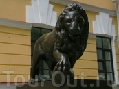 Эти львы (на самом деле их 2) охраняют вход в музей (находиться в кремлевском парке, в центре Великого Новгорода)
Любимое фото туристов-верхом на льве ...
