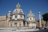 Рим.   На улице  Римских Форумов ( via dei  Fori  Imperiali ) ,идущей прямо  к Колизею,стоят церковь Санта  Мария  ди  Лорето и Санти Номе ди Мария.  Строительство ...