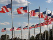 50 флагов окружают основание мемориала и символизируют 50 штатов