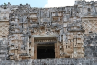 Фасад последнего пятого храма на пирамиде Предсказателя представляет собой маску Чака (бога дождя) с глазами и усами. Зубастый рот образует вход.