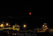 Луна над городом