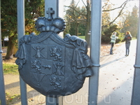 ворота на территорию замка Лоучень