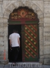 Вот он, Святой Фома - чернокожий покровитель безбашенных торговцев - над дверью его профиль