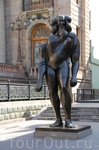 Скульптура современного автора у театра Хуарес.