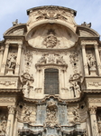 Поражает своей красотой главный фасад Собора, который венчает барельеф Успения Девы Марии, имя которой и носит Собор.