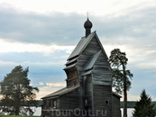 А вот и самая древняя церковь района - Храм Георгия Победоносца. Он был построен в 1493 году и является третей самой старой деревянной церковью России ...