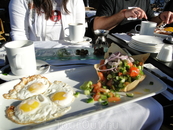 Тель-Авив.  А это стандартный завтрак на одного человека!) Довольно большие порции