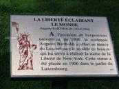 Пояснительная табличка у статуи Свободы о том, что в Париже стоит оригинал, а в Америке копия
