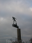 скульптура &quotрука Бога&quot в парке Миллесгарден