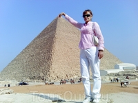 У Великих пирамид: Вот какая Наташа большая (138м)! (снимок с телефона - от Сфинкса)