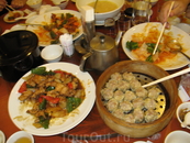 Настоящий китайский обед. Сразу признаюсь- все съесть мы не смогли,новые  блюда все подносили и подносили....