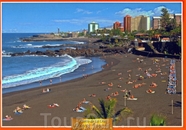 Вид пляжа Playa Jardin - Апарт-отель "Valle Luz" - терракотовые высотные дома вдали...
