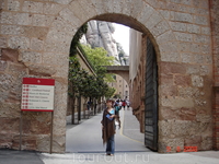 Монтсеррат во внутреннем дворе Монтсеррат во внутреннем дворе