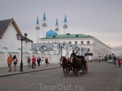 Территория казанского Кремля. Вдали - минареты мечети Кул-Шариф.