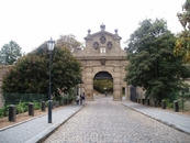Вход в крепость Вышеграда — Леопольдовы ворота, построенные в 1678 г. Рядом с ними находятся остатки готических ворот времен Карла IV и крепостной стены ...