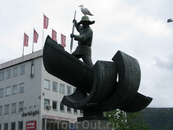 Памятник китобою.