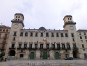 Это прямоугольное по форме здание с симметричным главным фасадом, фланкированным двумя башнями, через которые осуществляется проход с площади Муниципалитета ...