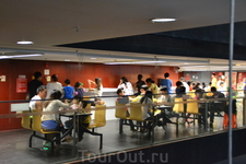 Музей Провинции Гуандун 
Есть кафе,где можно перекусить