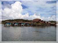 Отель Koh Chang Sea Hut, находится рядом с пирсом Банг Бао, откуда уходят катерки на острова архипелага.